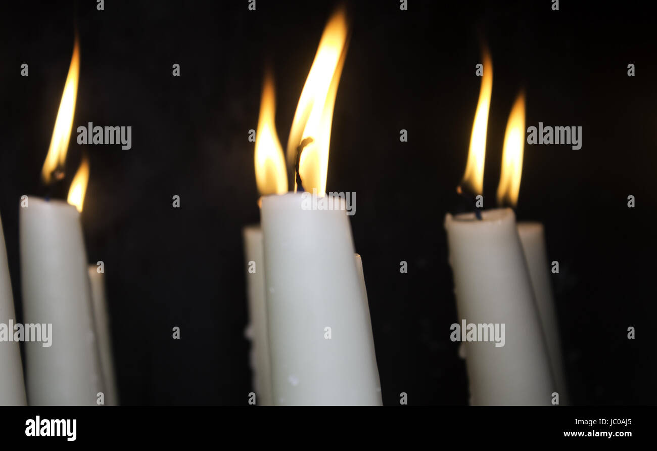 Des bougies allumées dans la chapelle de Lourdes, symboles religieux et le terrorisme Banque D'Images