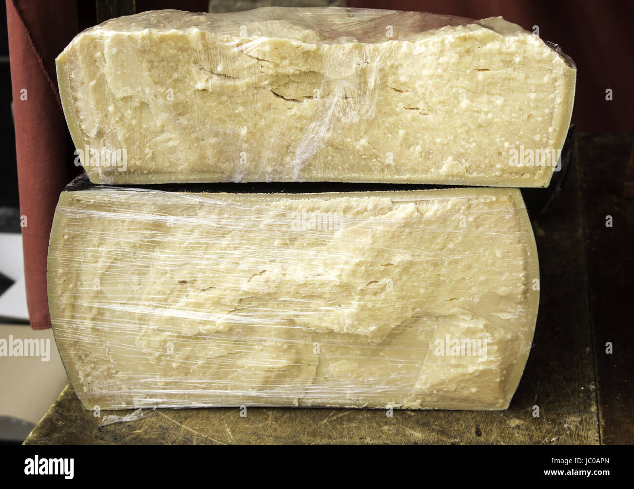 Fromage de brebis guéri dans l'alimentation, le marché des aliments faits à la main Banque D'Images