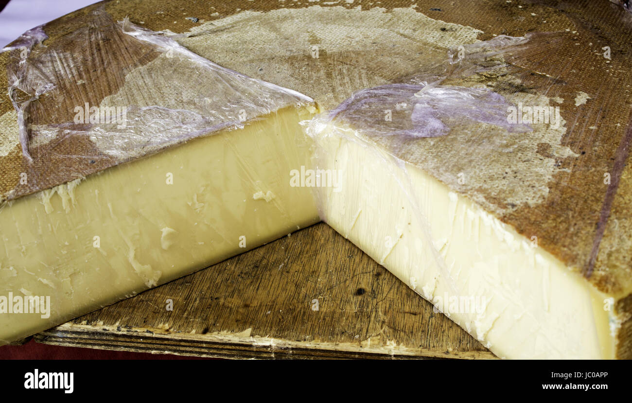 Fromage de brebis guéri dans l'alimentation, le marché des aliments faits à la main Banque D'Images