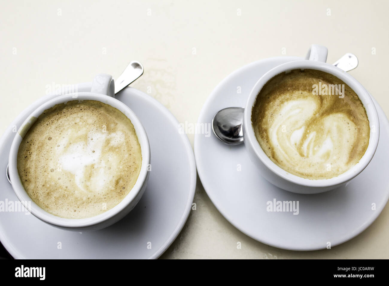 Tasses de café au lait en bar, boisson chaude, petit-déjeuner Banque D'Images