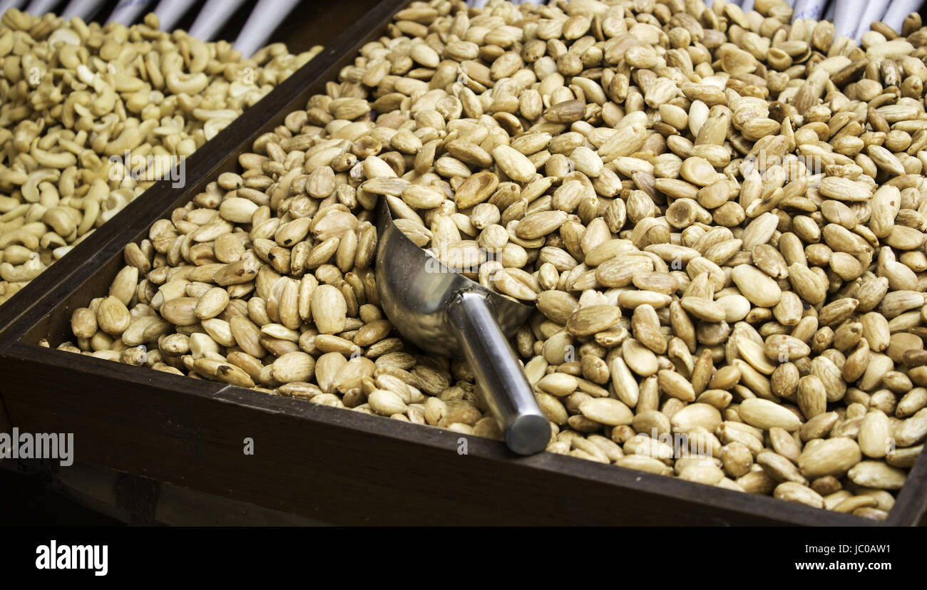 Les amandes avec le sucre dans les aliments, les fruits du marché... Banque D'Images