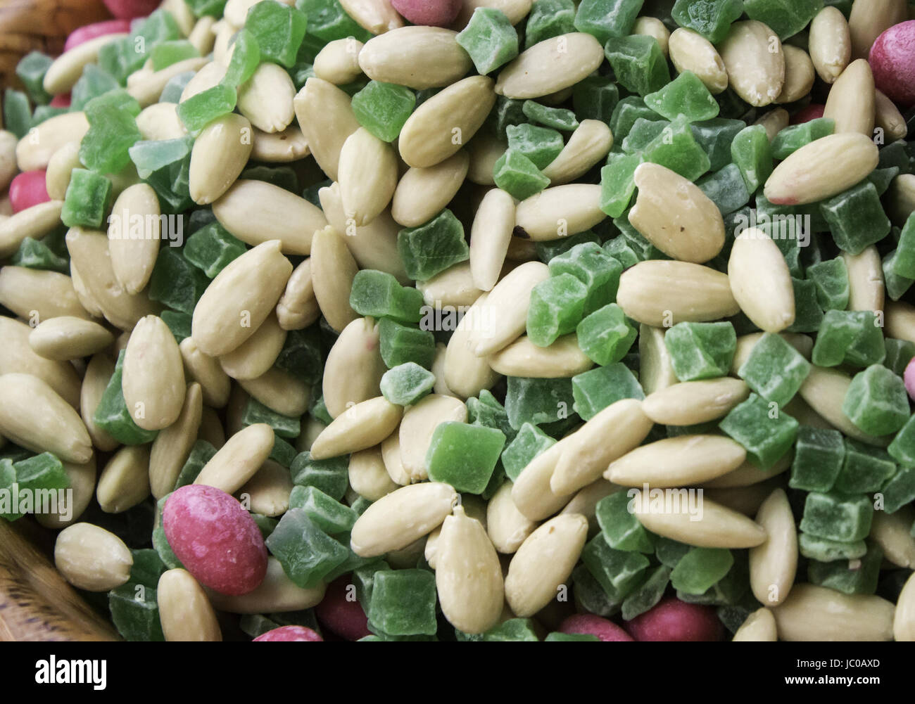 Mélanger les noix et les raisins secs avec des fibres et des vitamines, les aliments et les aliments pour animaux Banque D'Images
