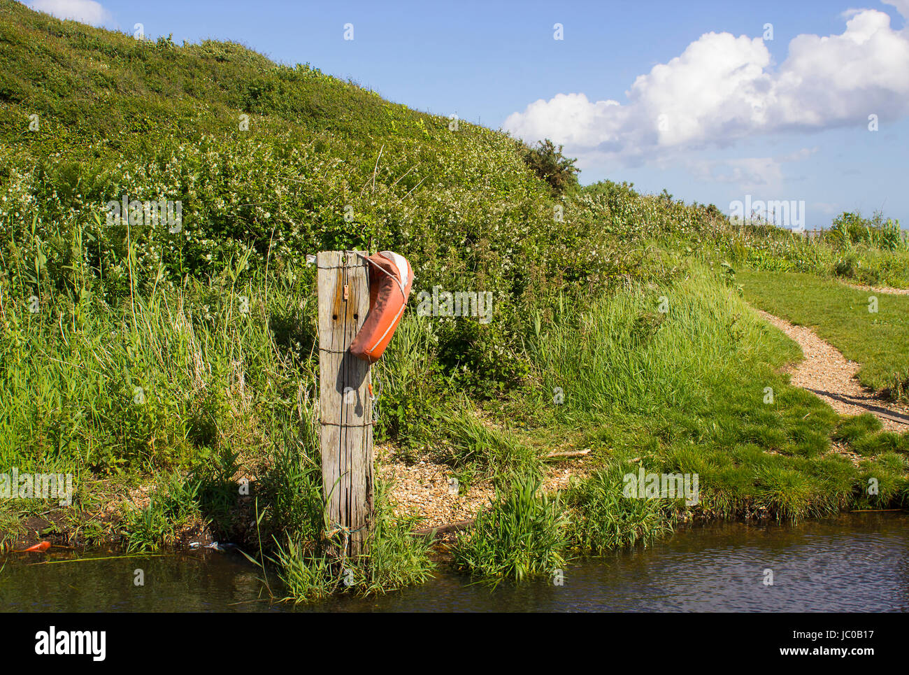 Un sauvetage aide flottabilité négligées lors d'une petite passerelle sur le Solent Way beach sur le chemin de l'eau près de Southampton, Hampshire commun Titchfield. Banque D'Images