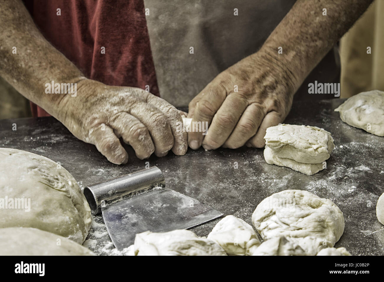 Le pétrissage du pain dans une boulangerie de l'homme, de l'artisanat et le travail Banque D'Images