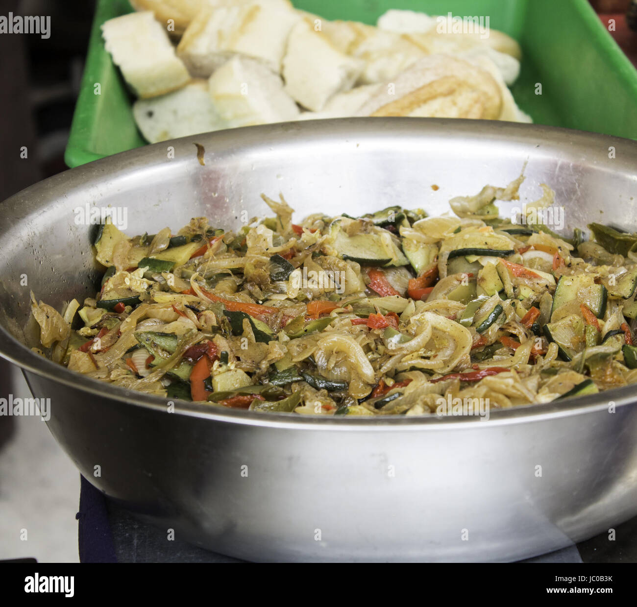 Compotée d'oignon et les poivrons dans la cocotte restaurant, cuisine maison Banque D'Images
