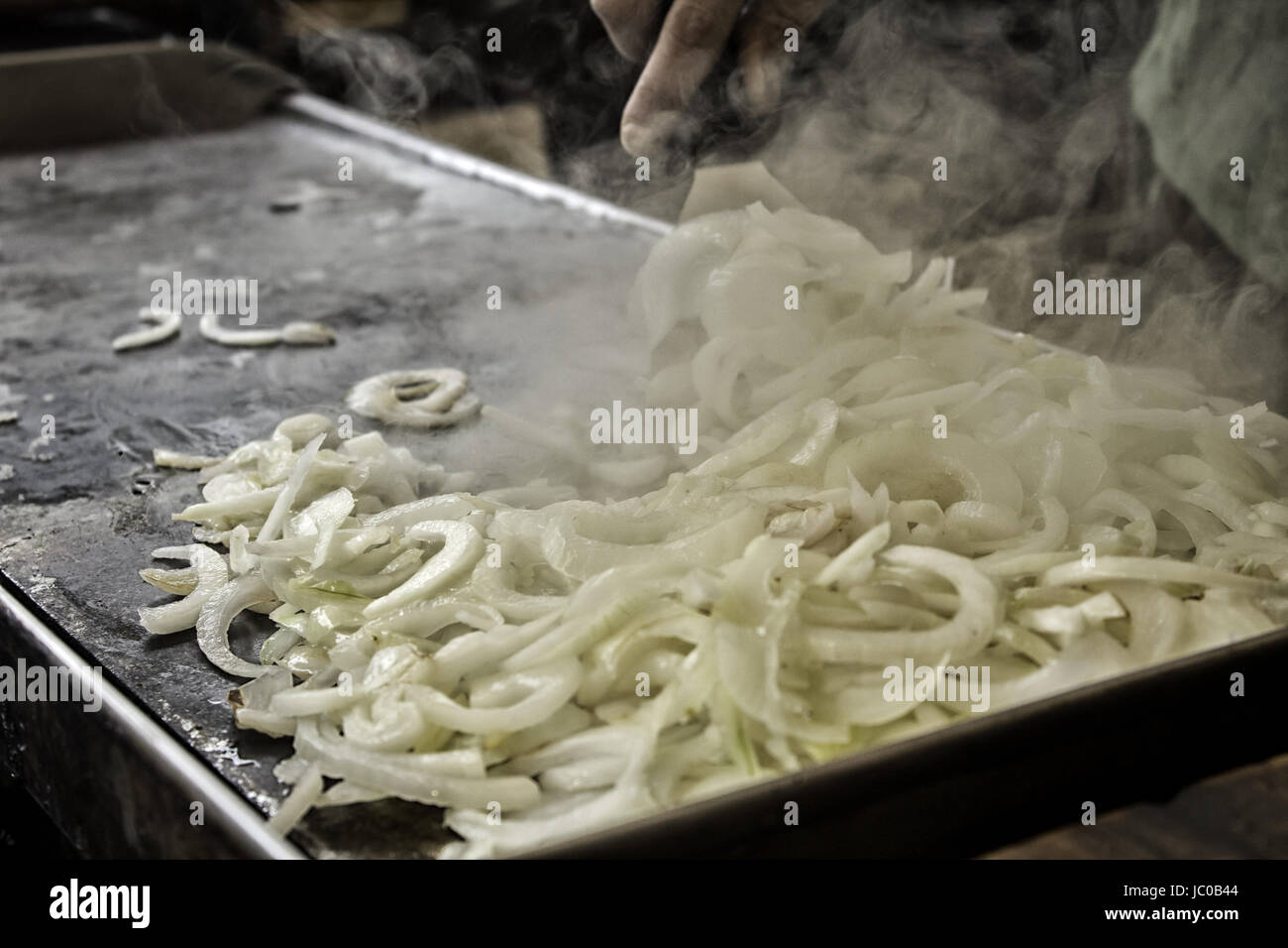 Oignon frit restaurant sur plaque de métal, la nourriture végétarienne Banque D'Images