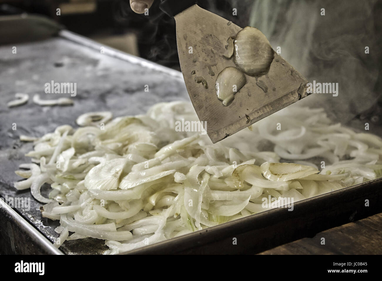 Oignon frit restaurant sur plaque de métal, la nourriture végétarienne Banque D'Images