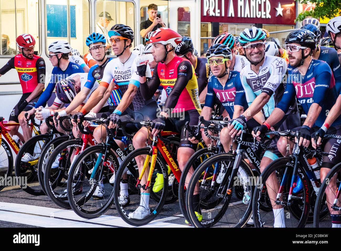Les hommes de l'équipe d'élite du condor JLT critérium course à la London 2017 Course critérium nocturne Banque D'Images