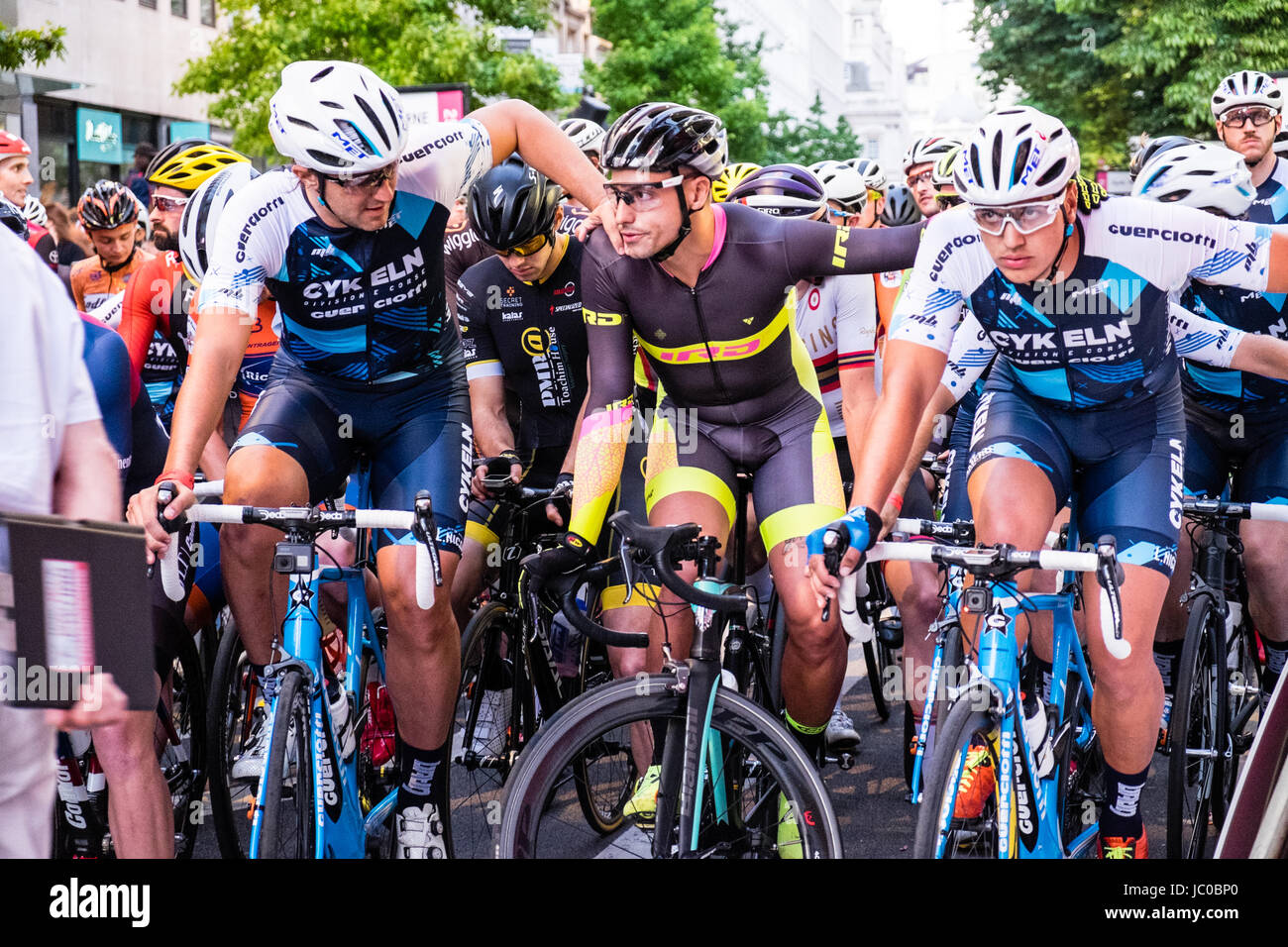 Men's elite race au critérium 2017 critérium nocturne Londres Race Banque D'Images