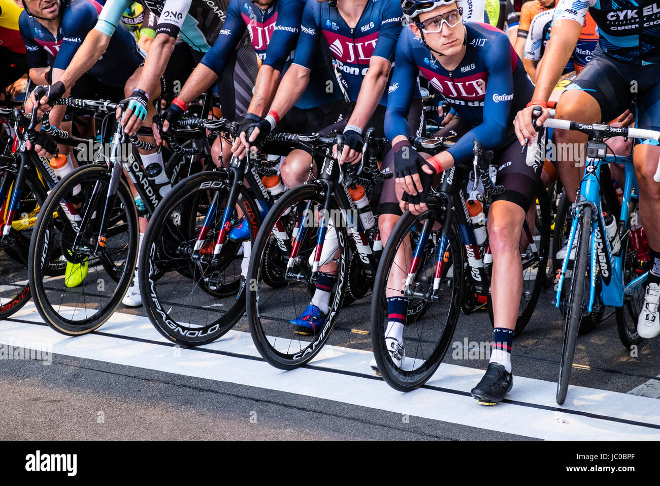 Les hommes de l'équipe d'élite du condor JLT critérium course à la London 2017 Course critérium nocturne Banque D'Images