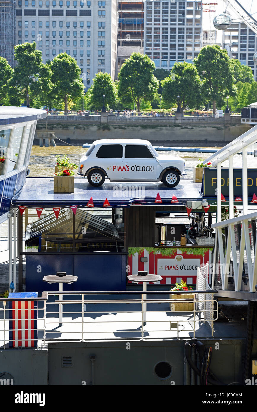 La publicité sur un Pimms Mini car on-board Tattershall Castle restaurant flottant amarré jusqu'à la Victoria Embankment sur la Tamise à Londres Banque D'Images