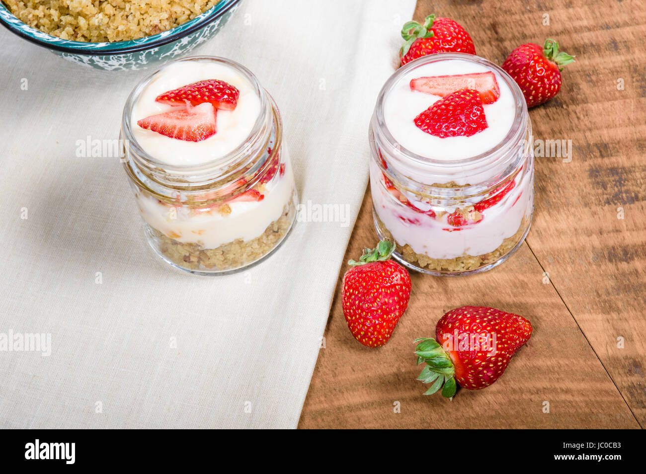 Un désert avec fraises et crème d'avoine dans des contenants de verre Banque D'Images