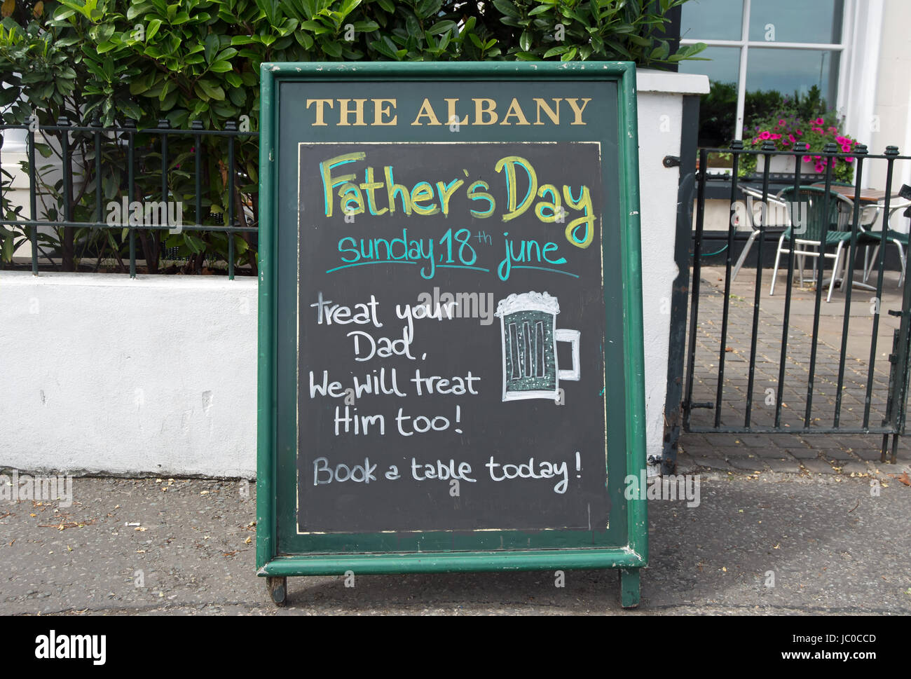 Tableau à l'extérieur de l'Albany gastro pub à Twickenham, Middlesex, Angleterre, en avance sur la fête des pères le 18 juin, avec l'apostrophe redondante Banque D'Images