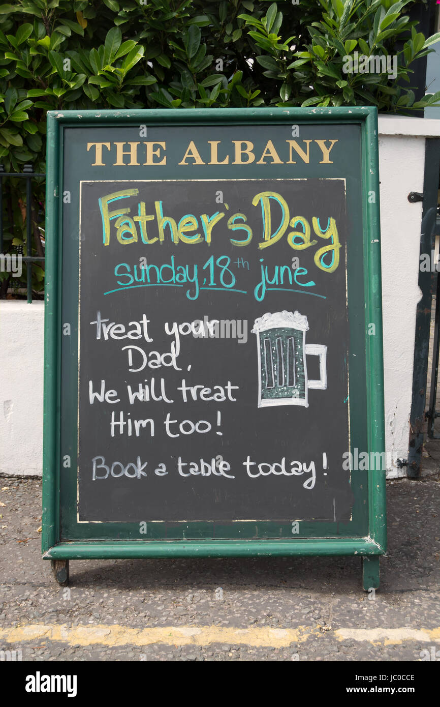 Tableau à l'extérieur de l'Albany gastro pub à Twickenham, Middlesex, Angleterre, en avance sur la fête des pères le 18 juin, avec l'apostrophe redondante Banque D'Images