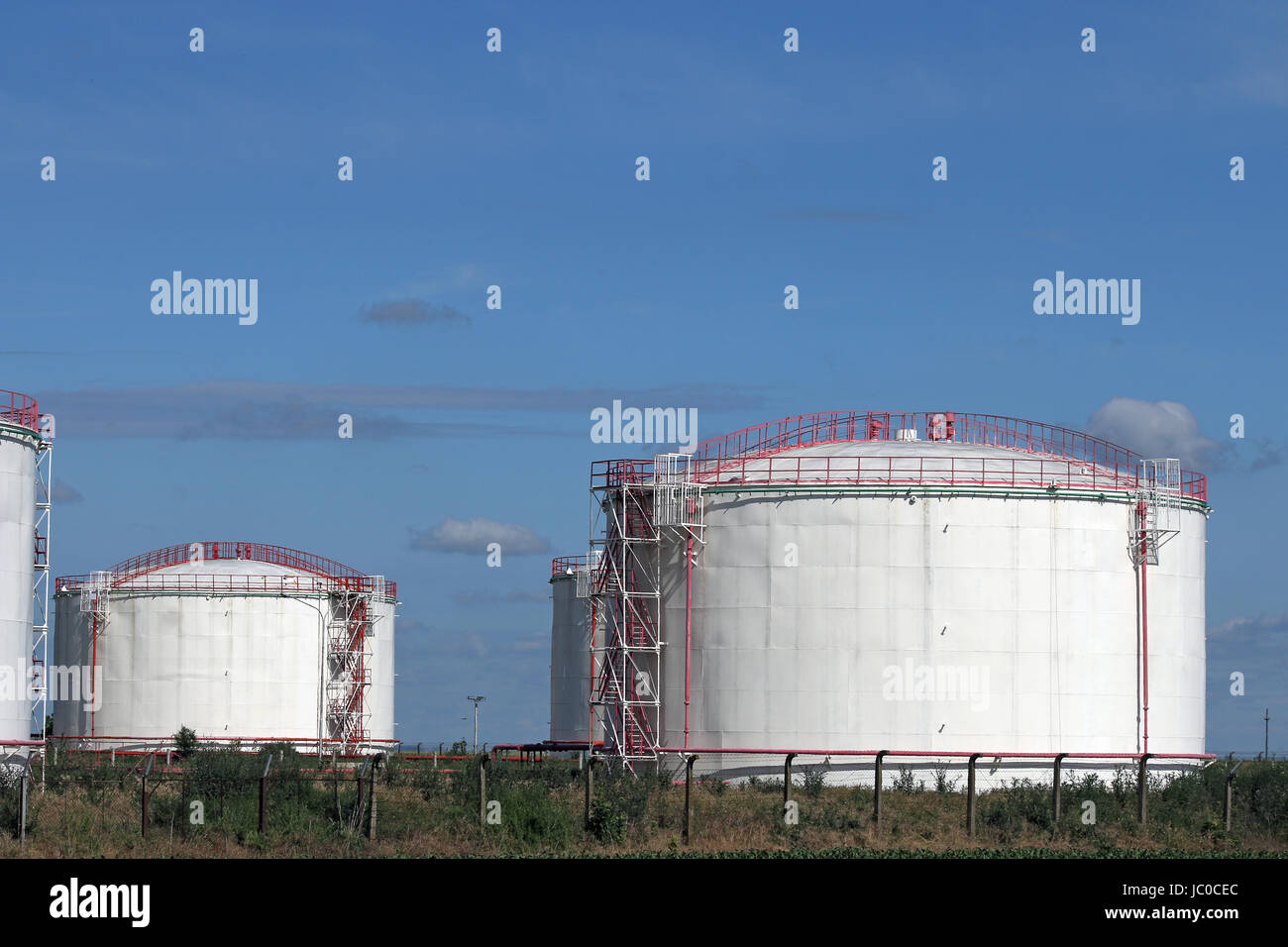 Les réservoirs de la raffinerie sur terrain Industrie pétrolière Banque D'Images
