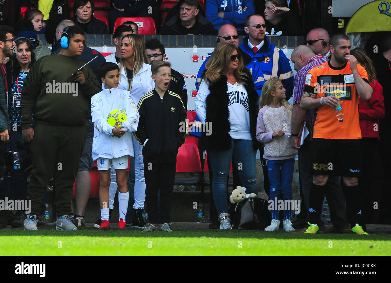 Katie Price et Shayne Ward a géré une équipe à chaque stade Banques,Walsall. l'organisme de bienfaisance a l'aide de jeu en Compton Hospice. Avec : Katie Price Où : Liverpool, Royaume-Uni Quand : 13 mai 2017 Crédit : Tim Edwards/WENN.com Banque D'Images