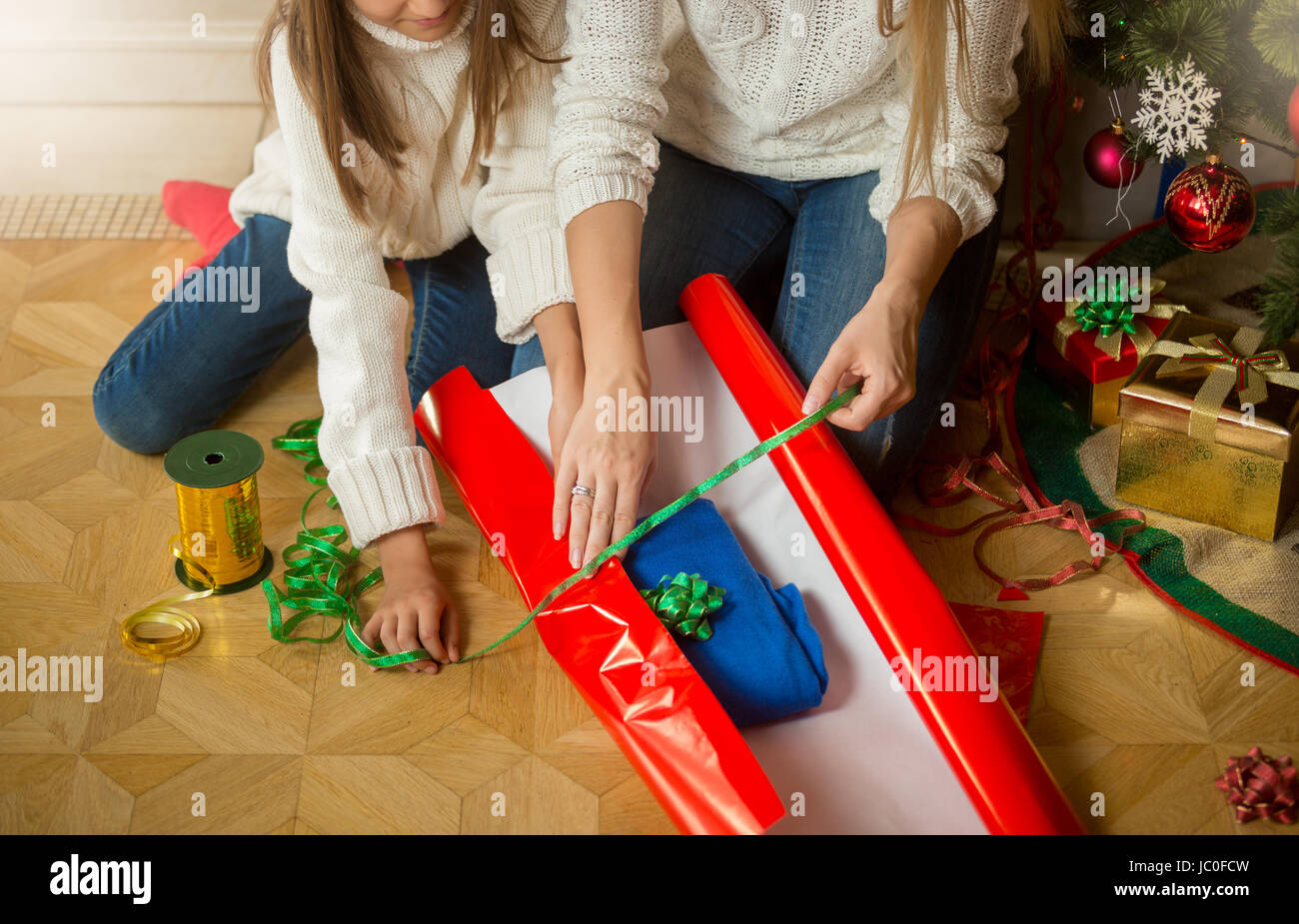 Libre De Droit De La Mere Et La Fille De Faire Cadeau De Noel Et Pull En Laine D Enrubannage En Rouge Wrapping Paper Photo Stock Alamy Libre De Droit De La Mere Et La Fille De Faire Cadeau De Noel Et Pull En Laine D Enrubannage En Rouge Wrapping Paper Photo Stock Alamy