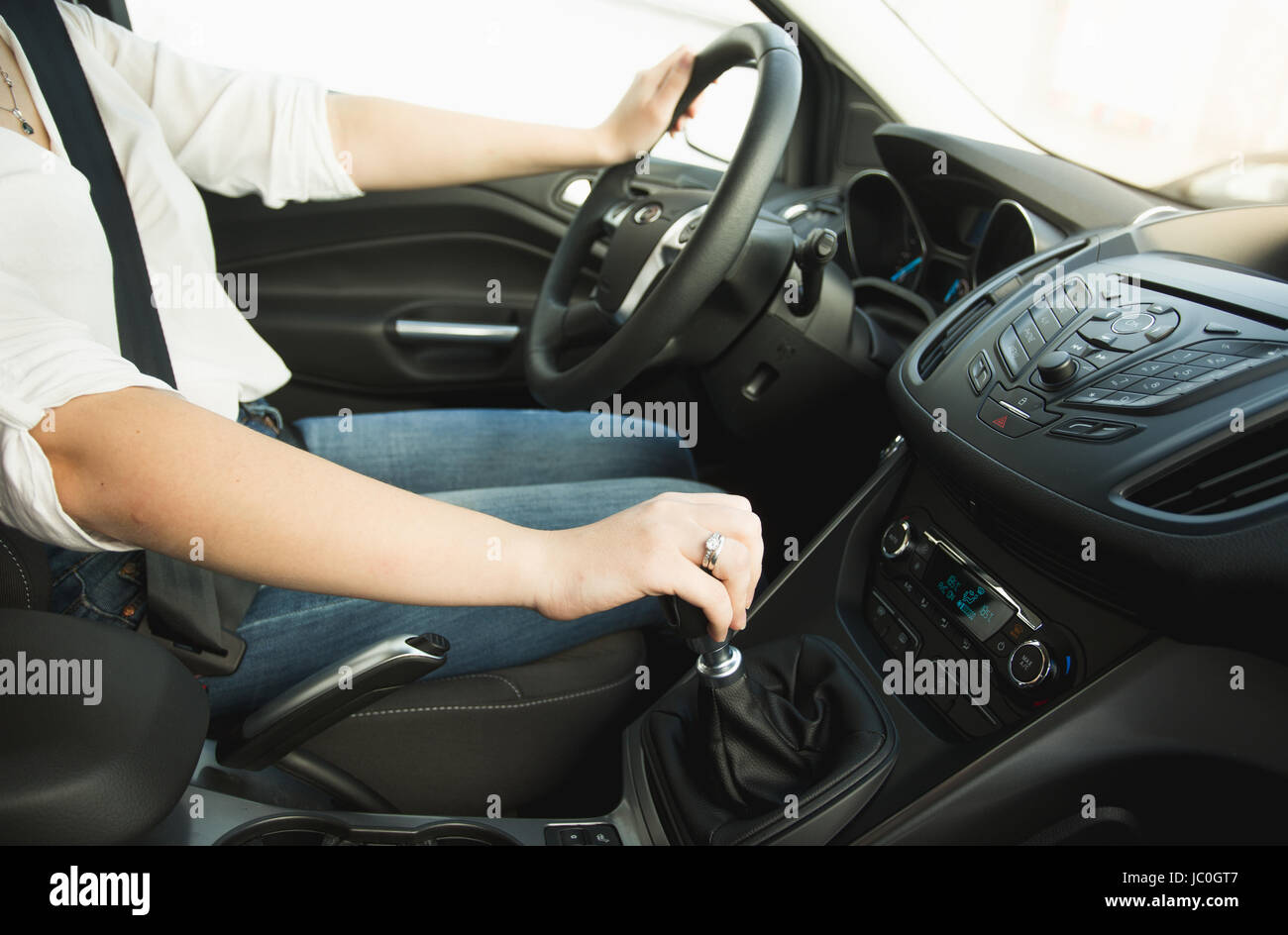 Photo Gros plan femme de passage des vitesses bâton et la conduite d'une voiture Banque D'Images