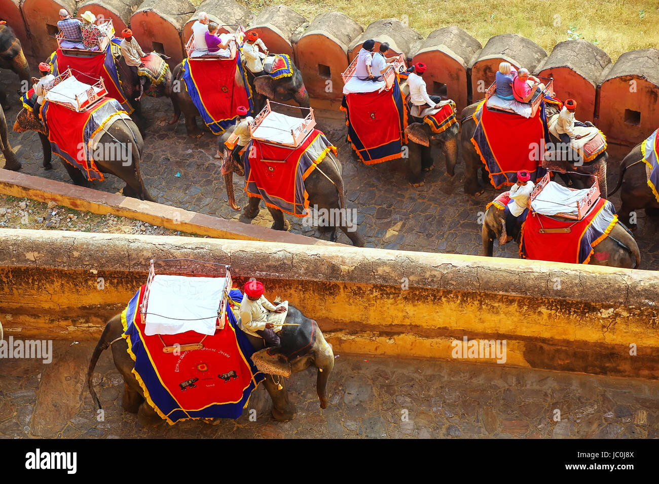Les éléphants décorés passe le chemin pavé à Fort Amber près de Jaipur, Rajasthan, Inde. Des promenades en éléphant sont attraction touristique populaire dans l'Ambre Banque D'Images