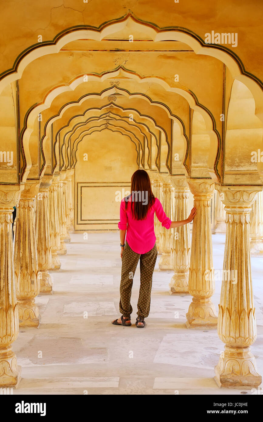 Jeune femme Sattais Katcheri in Hall, Fort Amber, Jaipur, Inde. Fort Amber est la principale attraction touristique dans la région de Jaipur. Banque D'Images