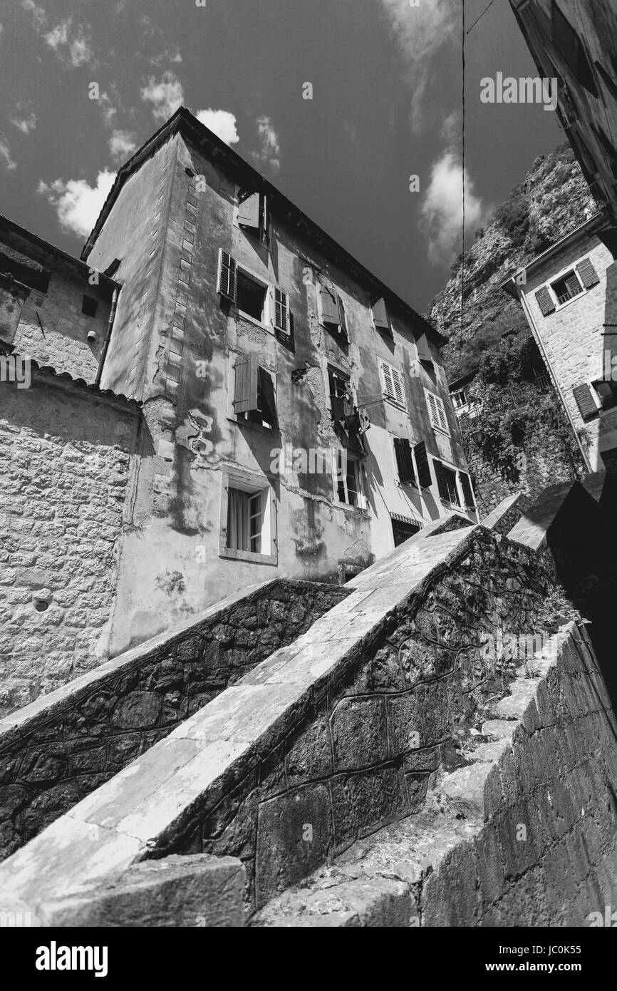 Photo en noir et blanc du grand escalier à l'ancienne ville avec ses rues étroites Banque D'Images