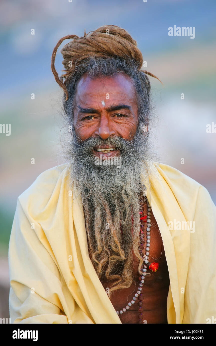 Portrait d'un homme assis près de Galta Temple à Jaipur, Inde. Jaipur est la capitale et la plus grande ville de l'état indien du Rajasthan. Banque D'Images