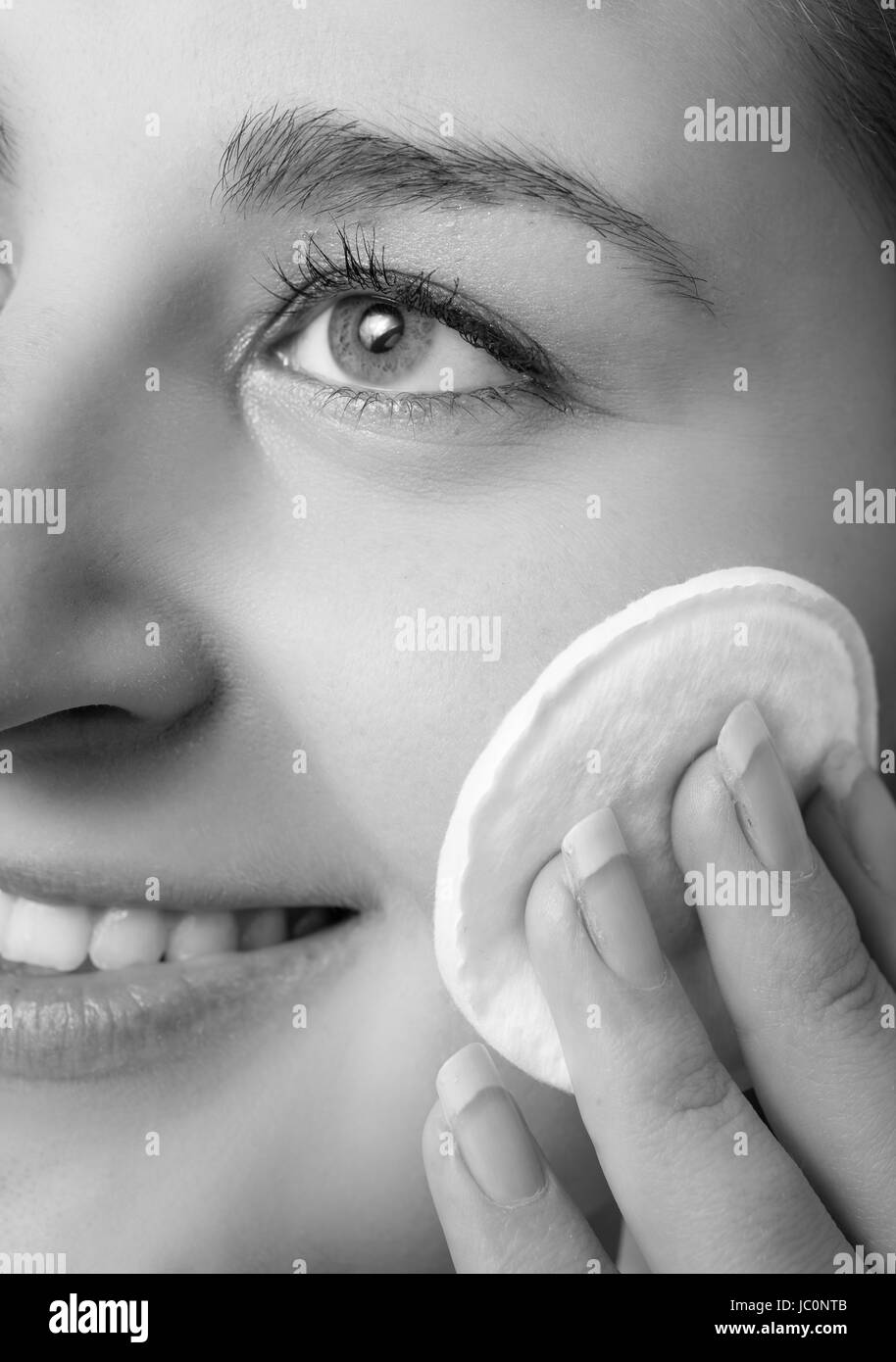 Closeup portrait noir et blanc de belle femme dépose un miroir Banque D'Images