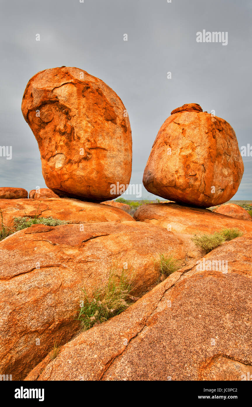 Boulder bien équilibré de la célèbre Devils Marbles. L'histoire de l'Propriétaires fonciers traditionnels Karlu Karlu dit que sont les oeufs du serpent arc-en-ciel. Banque D'Images