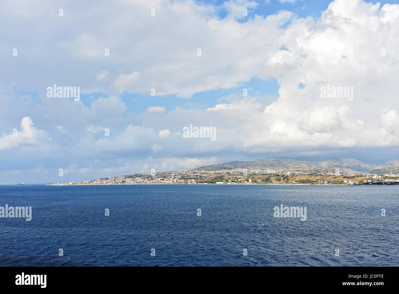 Vue de Punta Pezzo cape à Reggio Calabria du détroit de Messine, en Italie, en journée d'été Banque D'Images