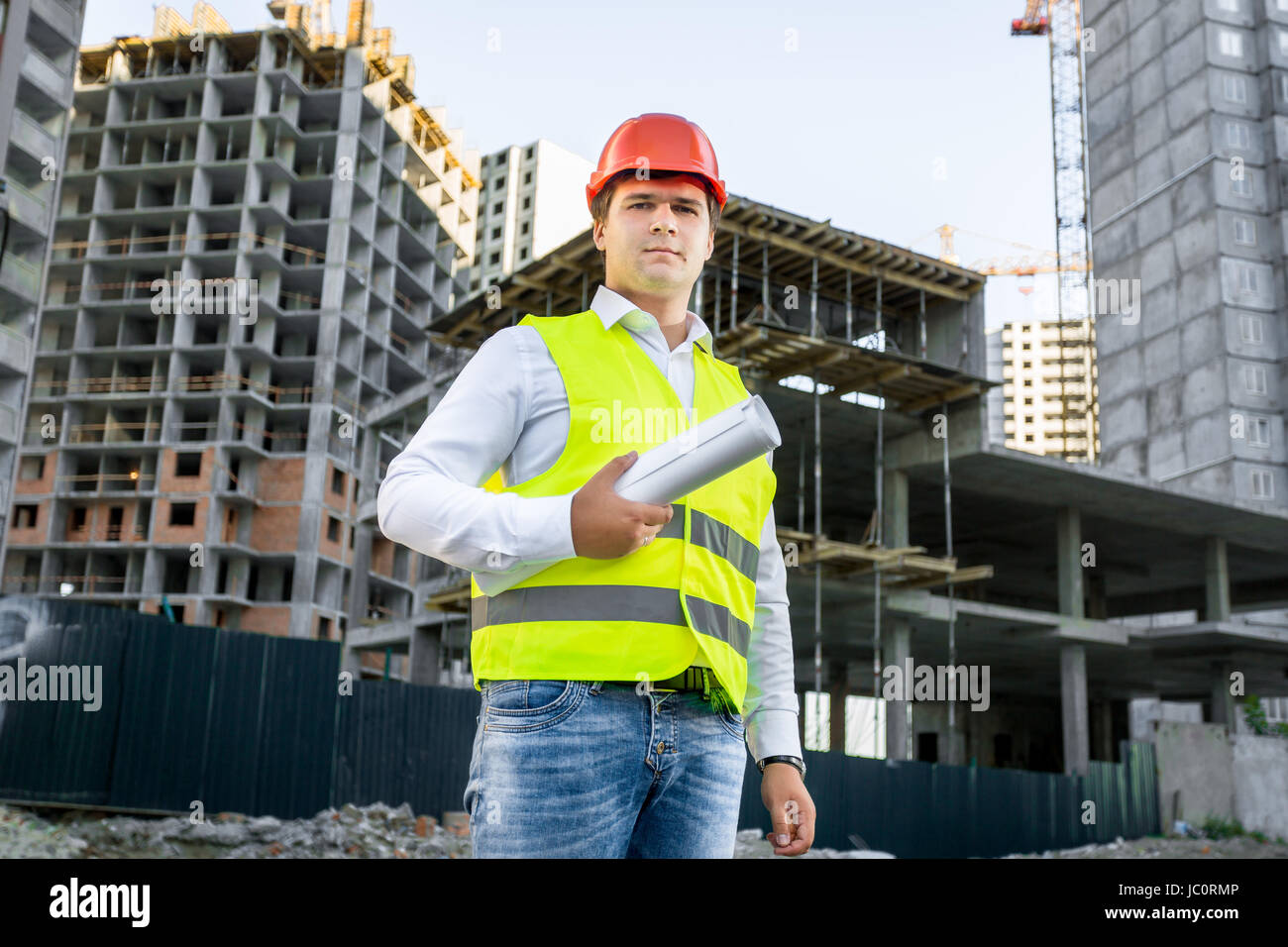 Portrait de l'architecte en rouge casque posant sur chantier Banque D'Images