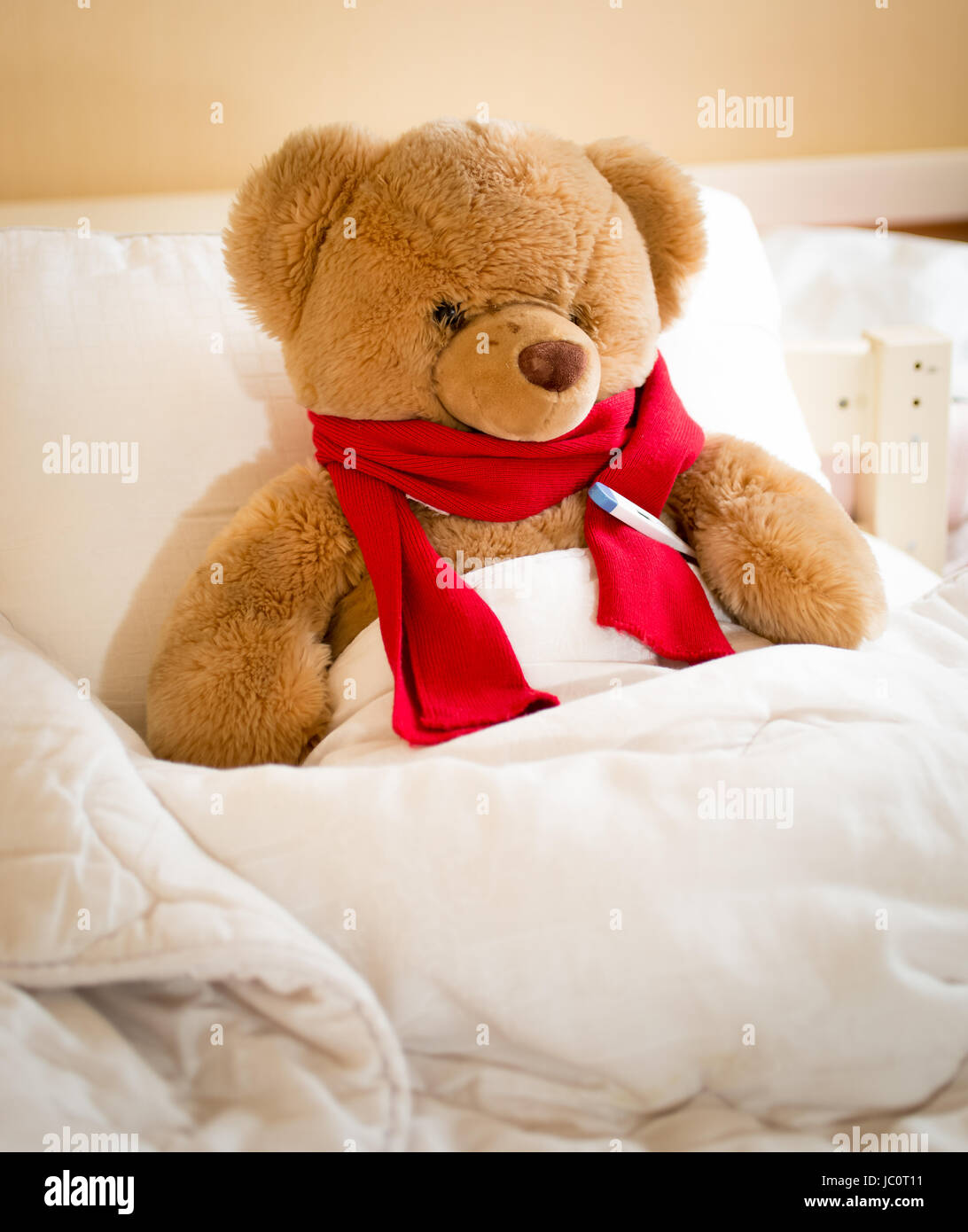 Un ours en peluche avec écharpe rouge, une cuillère, plissées et mouchoirs  vintage un flacon de médicaments avec du liège et meublé avec une étiquette  vide Photo Stock - Alamy
