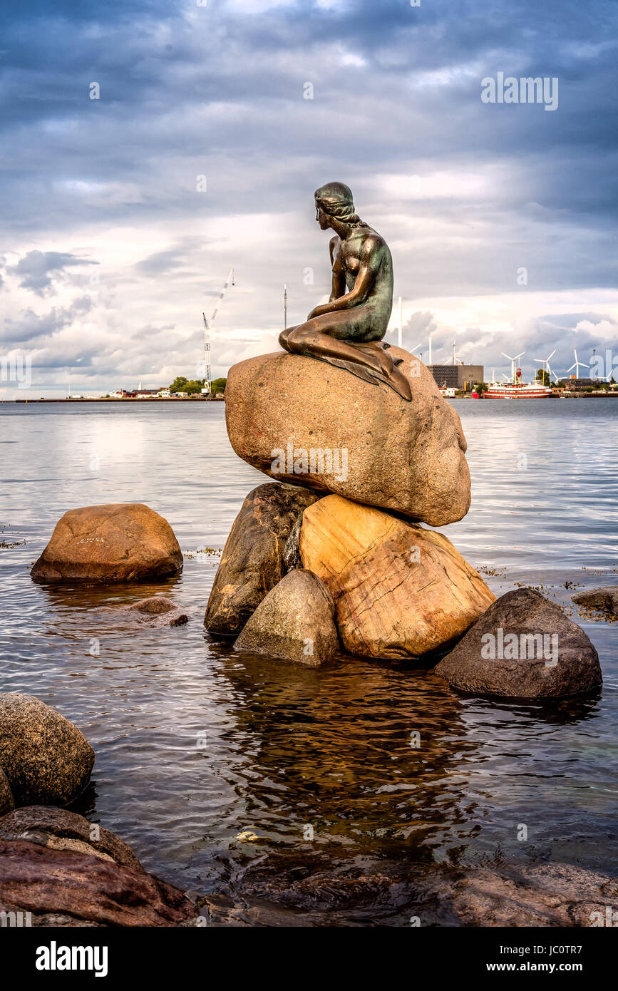 Copenhague, Danemark - 10 août, 2016. La Petite Sirène. La Petite Sirène est une statue en bronze d'Edvard Eriksen. La sculpture est affiché sur une ro Banque D'Images