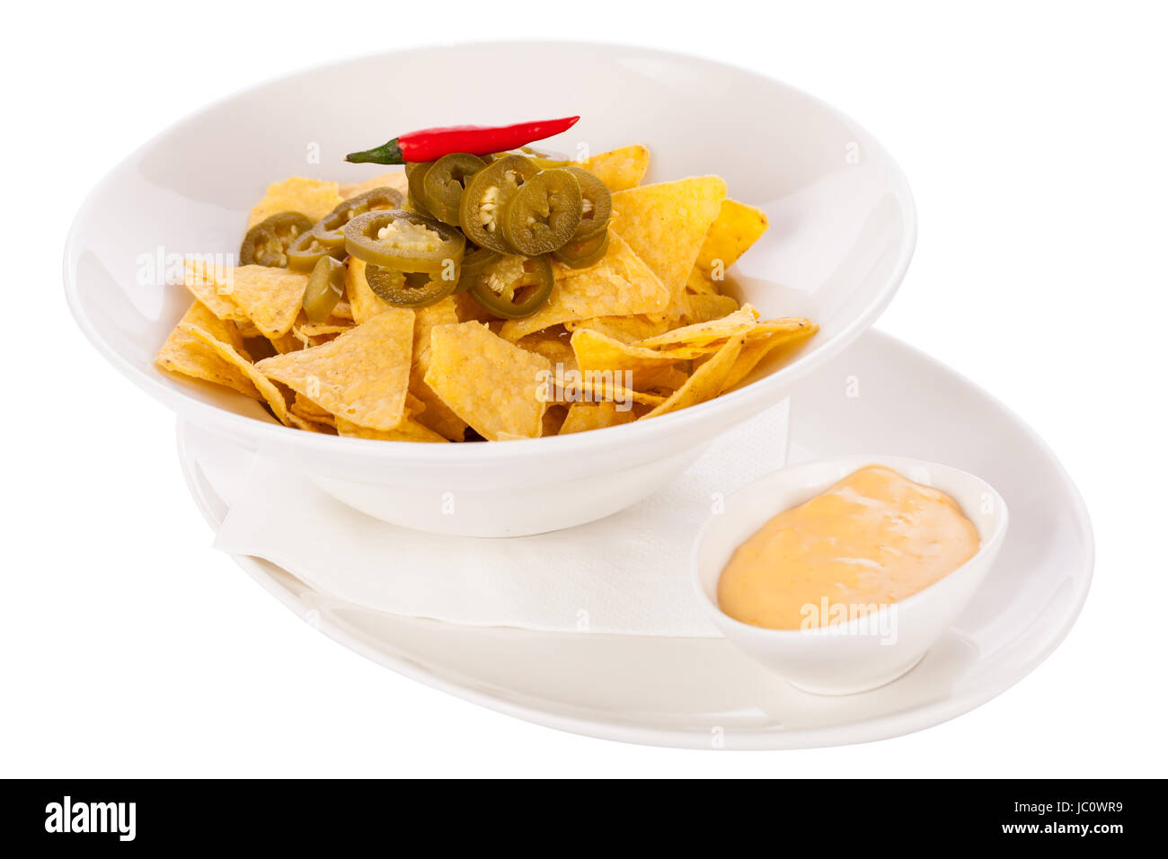 Schale mit nachos Tortillas pepperoni mit Tomaten und frischer Salsa in einem Teller vor isoliert weißem Hintergrund Banque D'Images