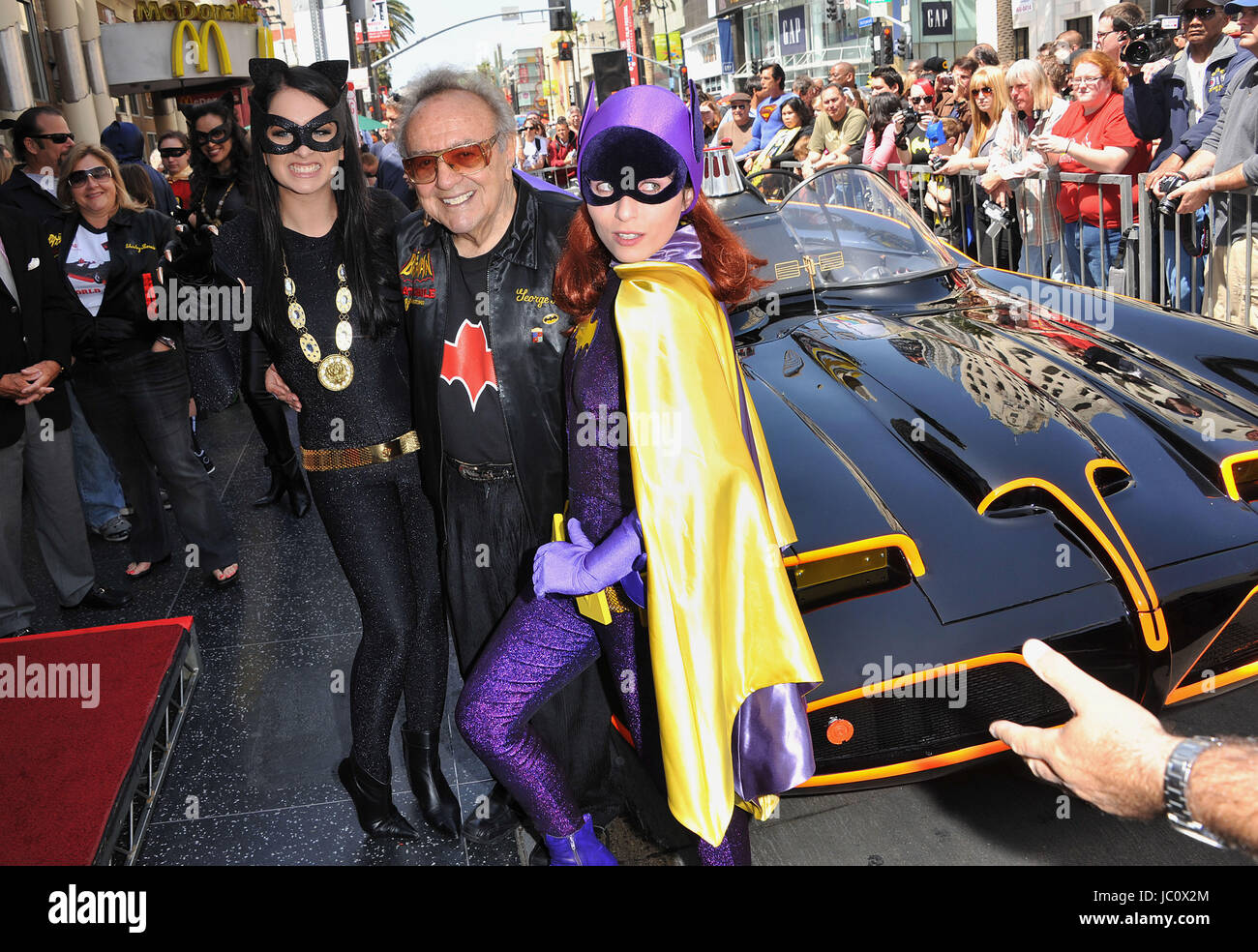 Adam West, Adam West, Batgirl pour ses 50 ans dans le biz honoré avec une étoile sur le Hollywood Walk of Fame à Los Angeles. Banque D'Images