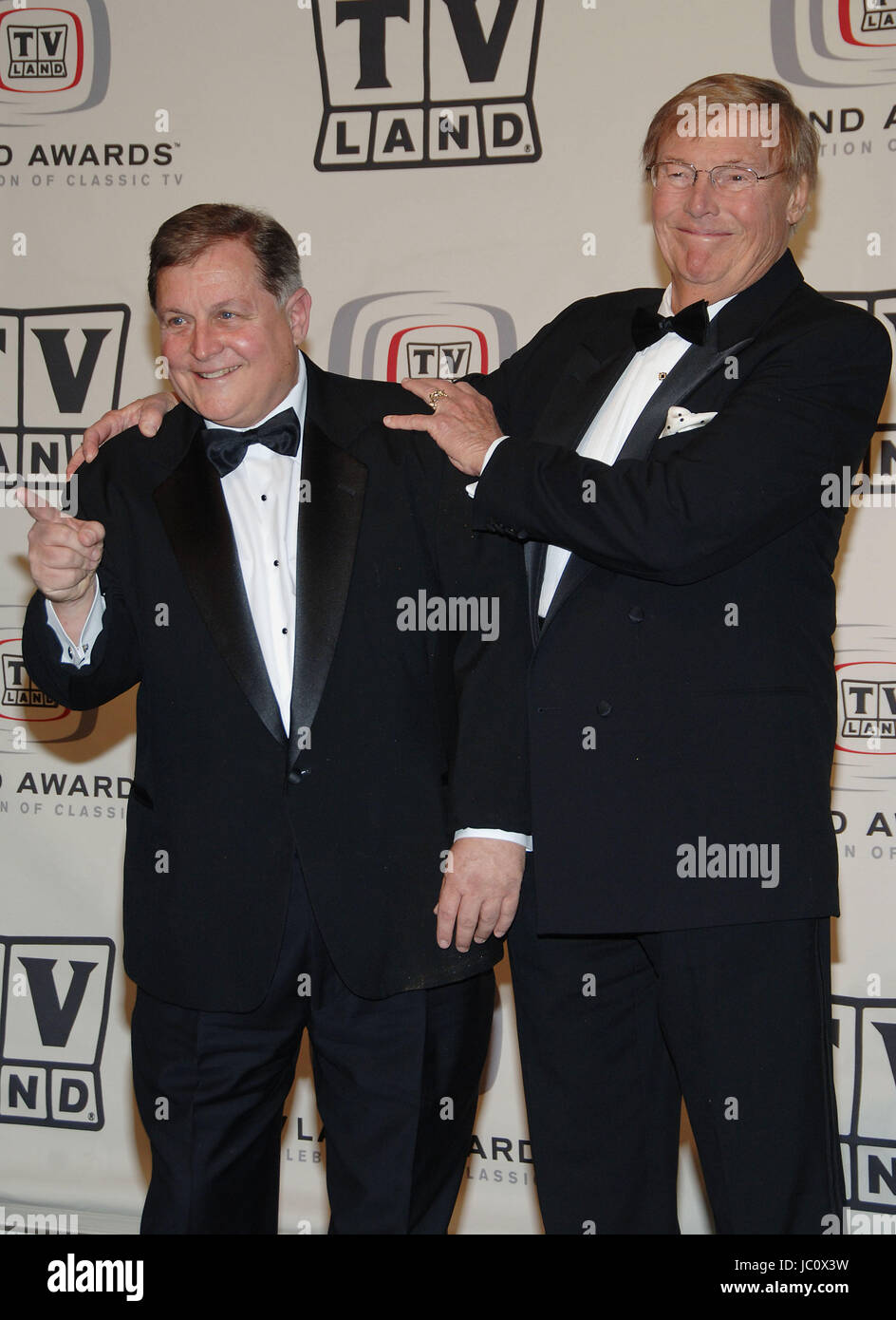 Adam West et Burt Ward (Batman et Robin) en coulisses à la TV LAND Awards au Barker Hangar à l'aéroport de Santa Monica à Los Angeles. 19 mars, 2006. - WestAdam WardBurt047.JPG Banque D'Images