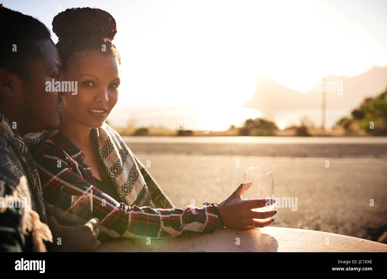 Belle mixed race woman à la caméra en extérieur lors de ce jour Banque D'Images