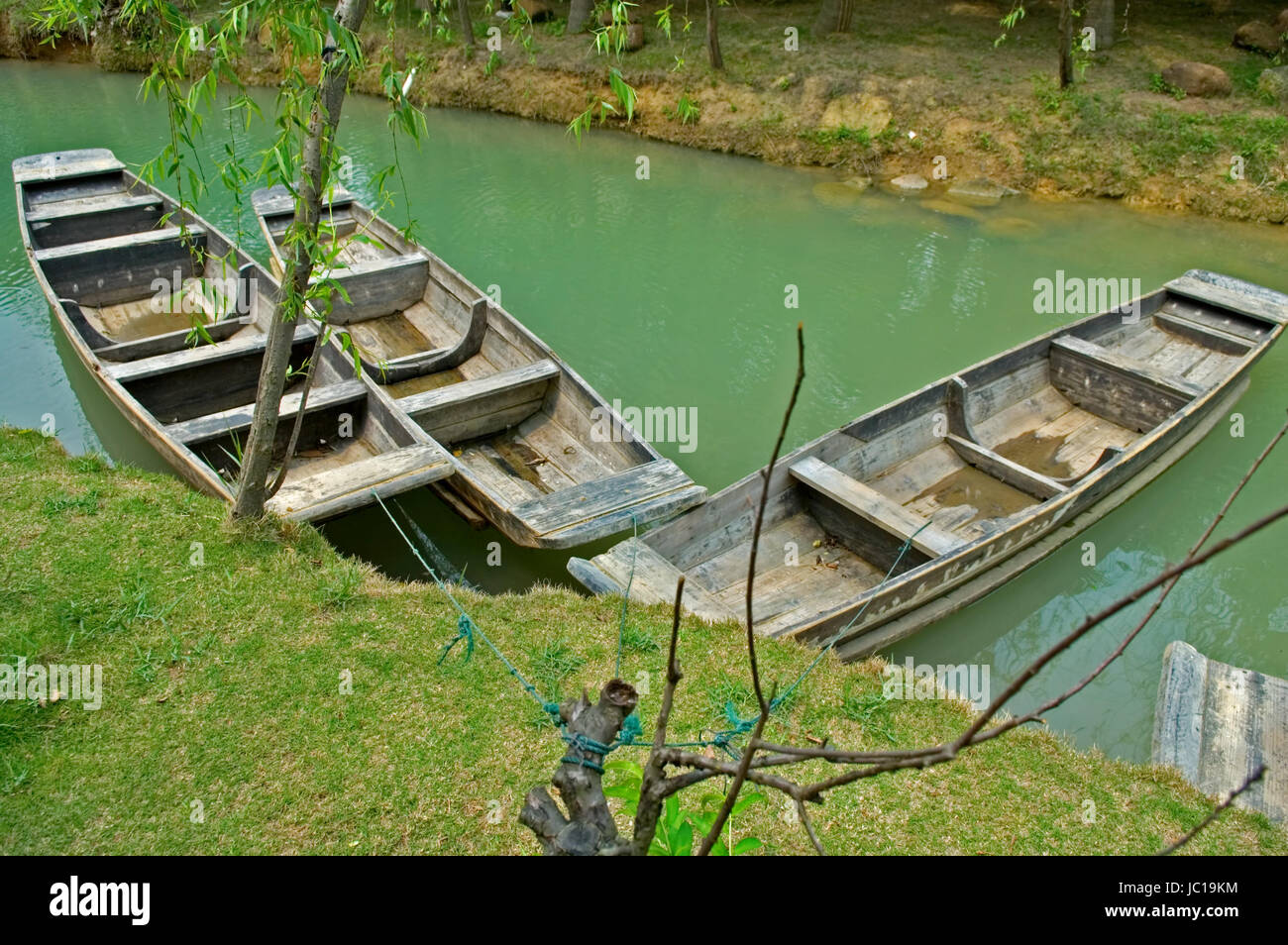 L'ancre des bateaux sur une rivière du parc de la ville Banque D'Images