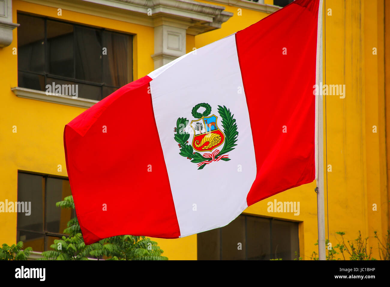 Drapeau national du Pérou volant dans le vent. Le drapeau du Pérou a été adopté par le gouvernement du Pérou en 1824. Banque D'Images