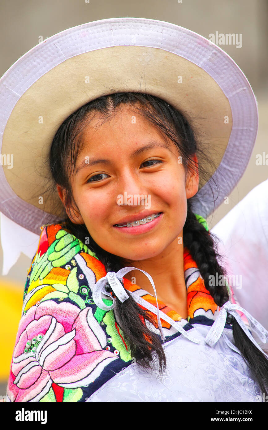 Portrait d'une jeune femme d'effectuer au cours de Festival de la Vierge de la Candelaria à Lima, Pérou. Le cœur du festival danse et musique perfo Banque D'Images