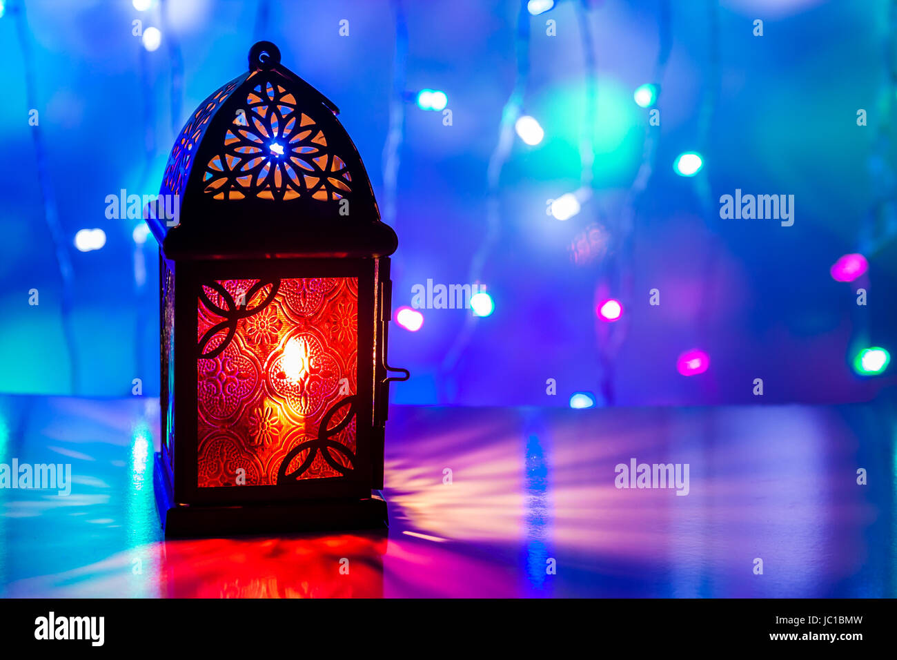 Allumé L'Arabe lanterne en arrière-plan coloré. Ramadan, Eid concept arrière-plan. Banque D'Images