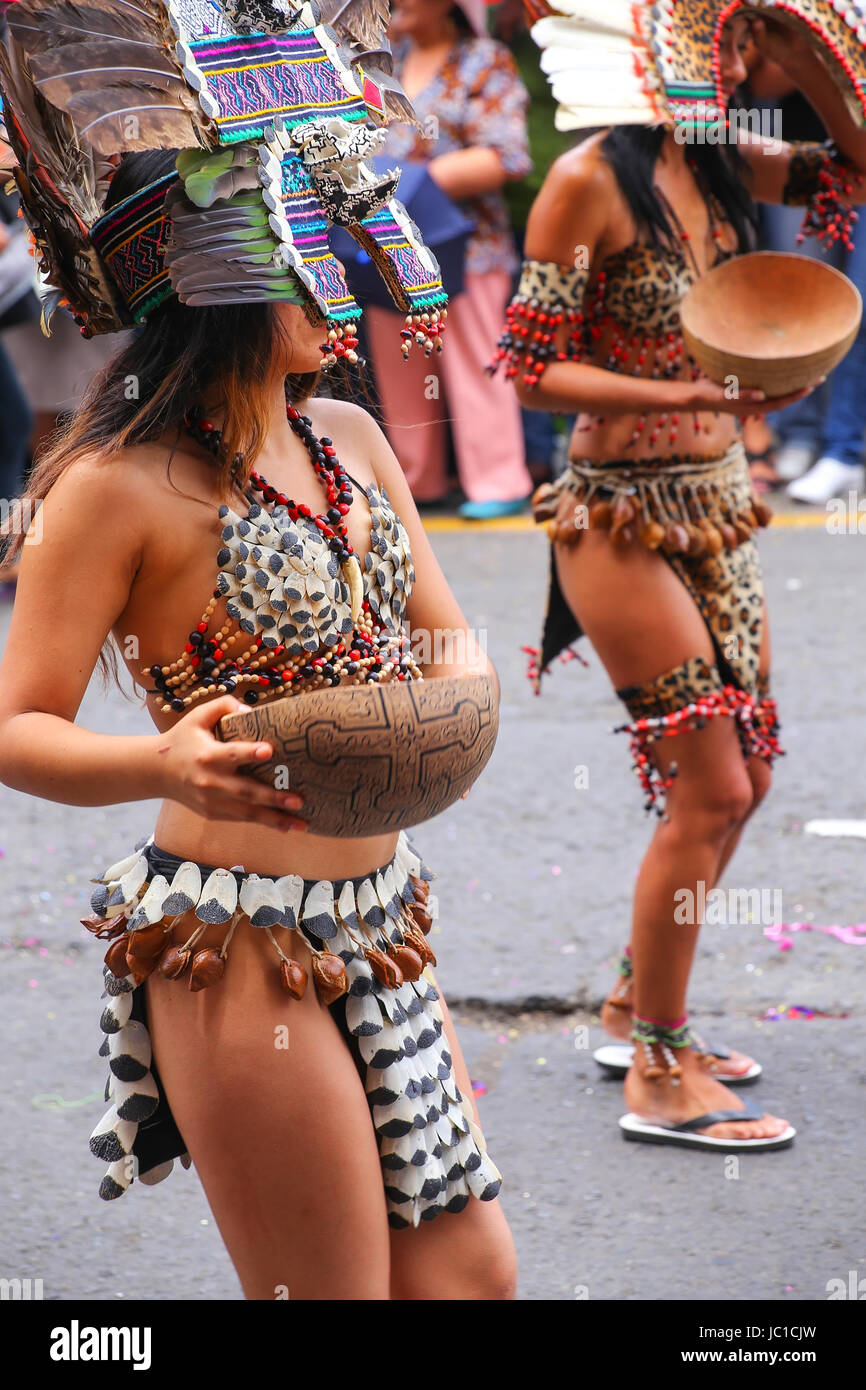 Les femmes locales au cours de danse Fête de la Vierge de la Candelaria à Lima, Pérou. Le cœur du festival danse et musique interprétés par différents Banque D'Images