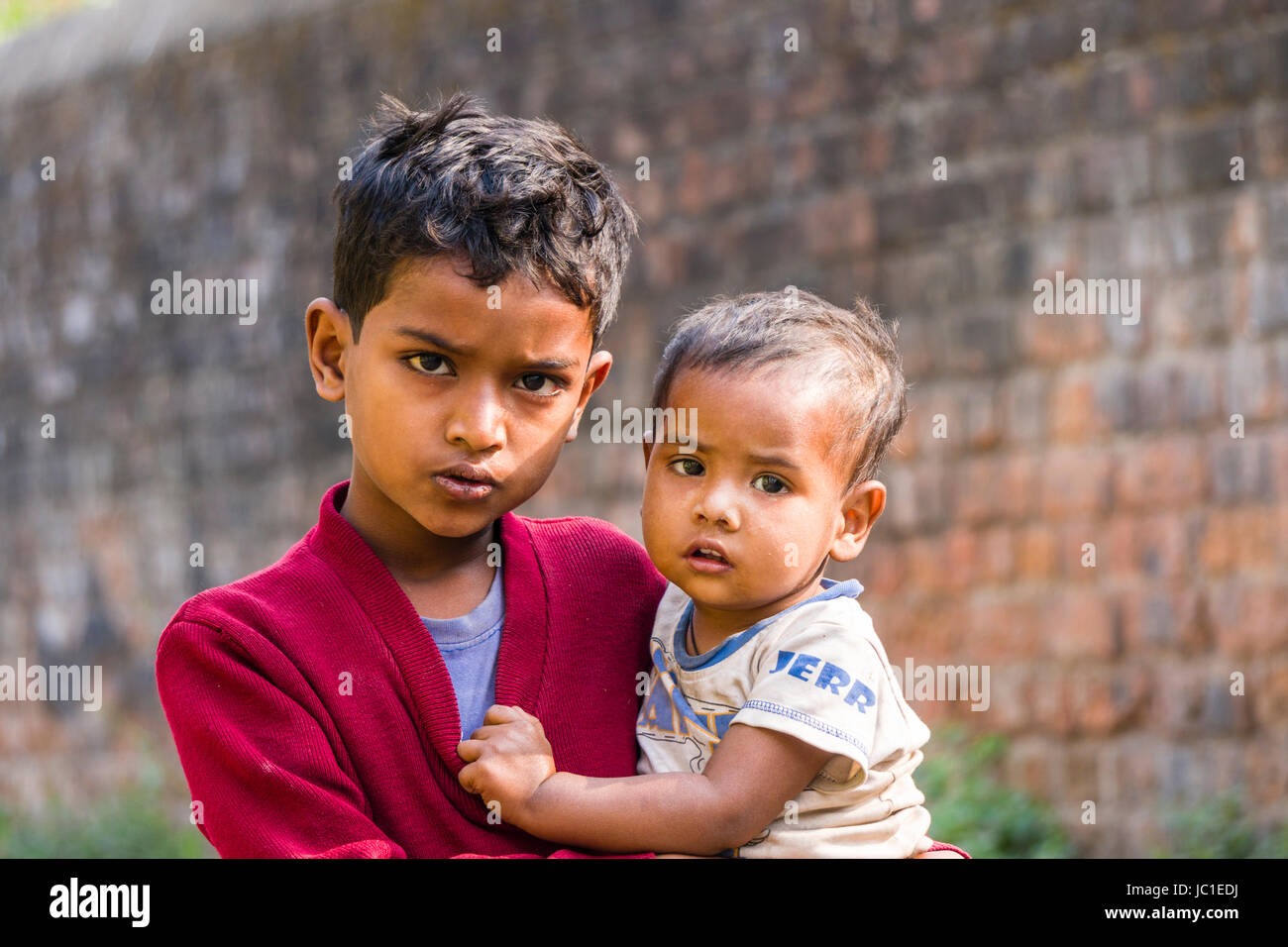 Portraits de deux jeunes garçons en Chine bazar bidonville Banque D'Images