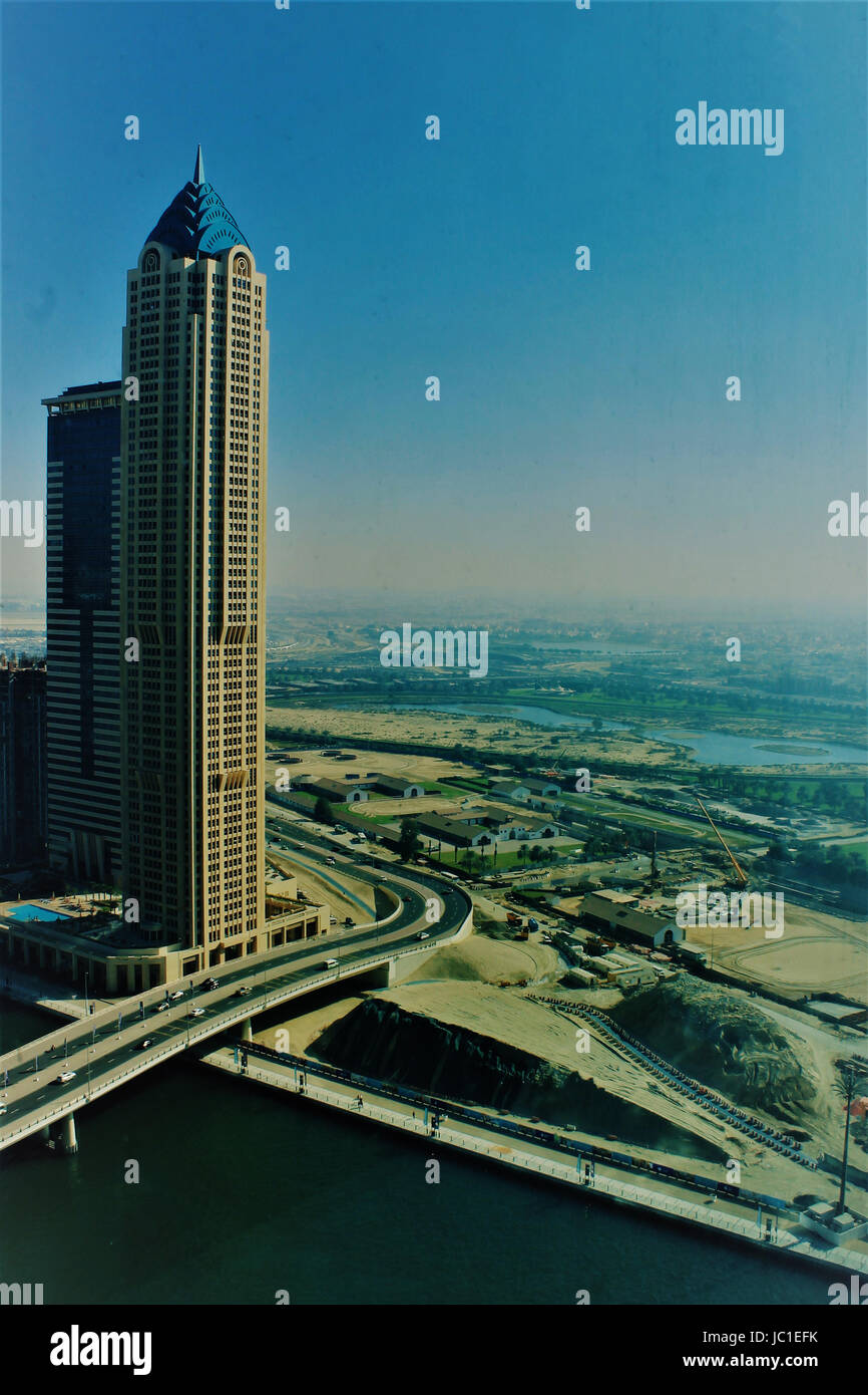 Gratte-ciel le long de flyovers - areal view from Business Bay, Dubaï Banque D'Images