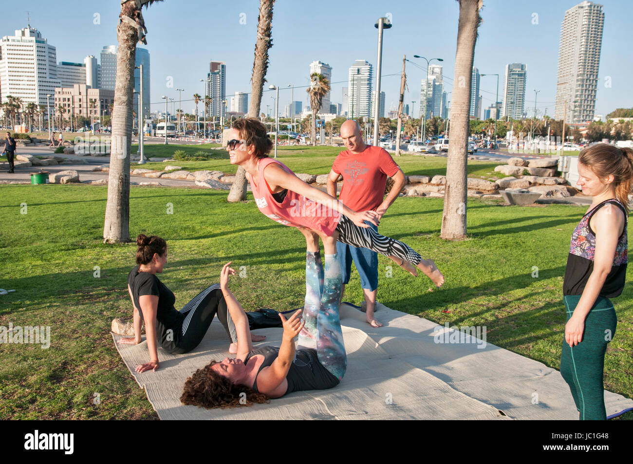 Acro Yoga session dans le parc Charles Clore sur la côte de Jaffa, Israël Banque D'Images