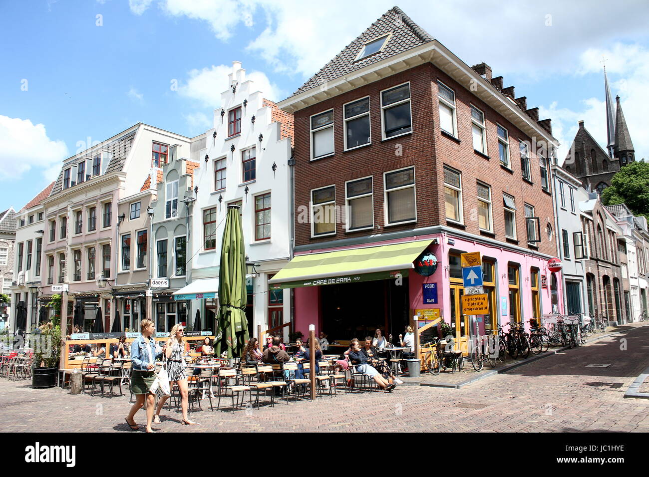 Terrasses en été à Utrecht. Place médiévale à Ganzenmarkt Korte et Minrebroederstraat dans le centre-ville historique d'Utrecht, Pays-Bas. Banque D'Images