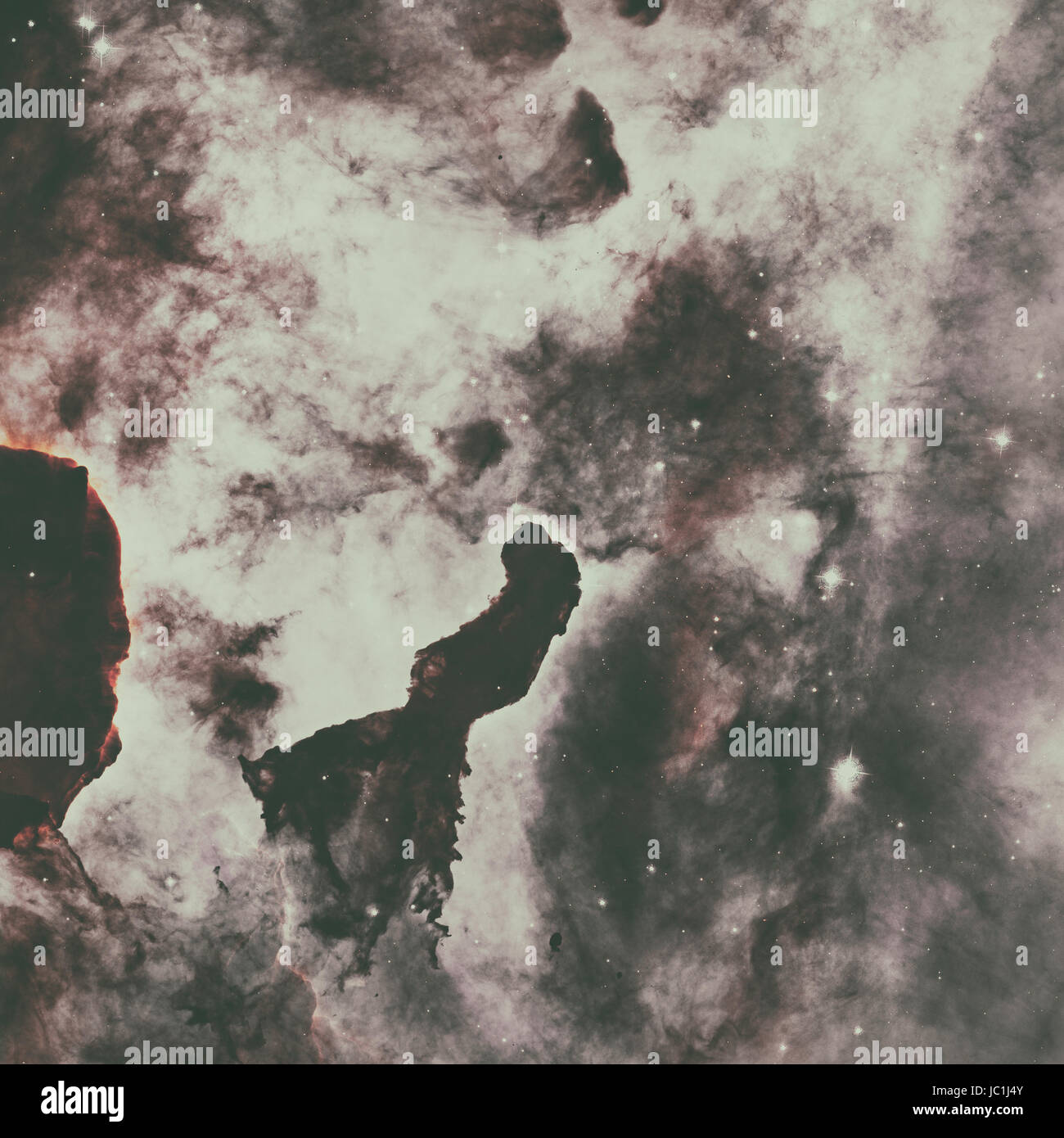 Piliers de poussière dans la nébuleuse Carina, également connu sous le nom de Grand nébuleuse. Grande nébuleuse lumineuses qui a sur son territoire plusieurs amas ouverts connexes de Banque D'Images