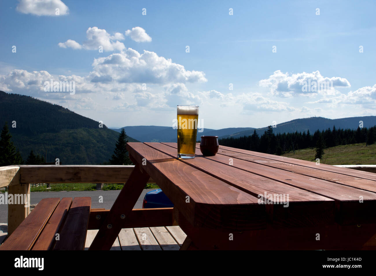 Verre à bière contre le ciel bleu Banque D'Images