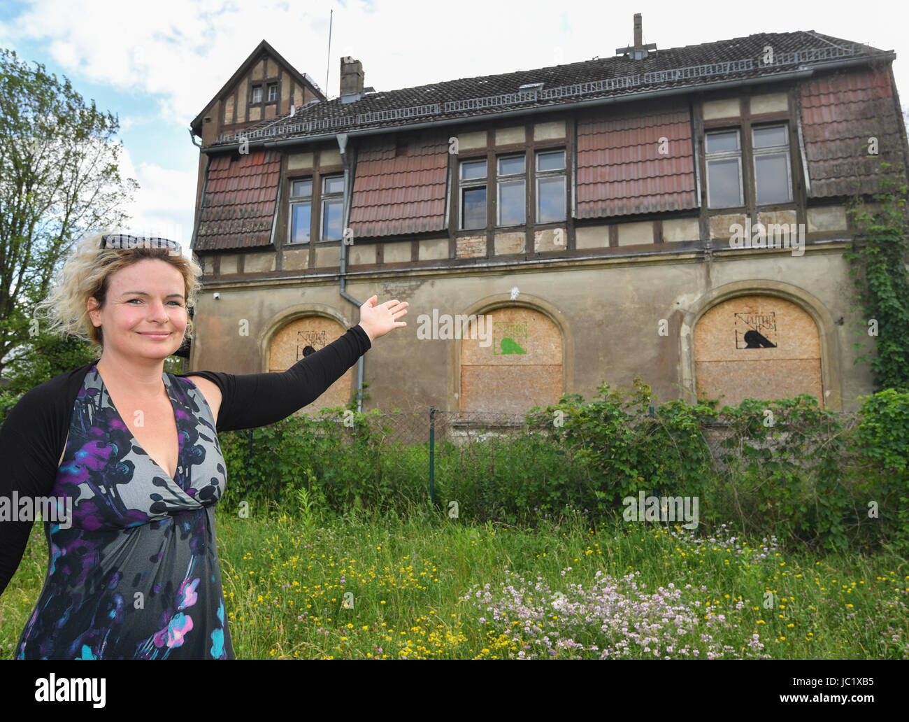 Alicja Kuberka de Pologne se trouve en face de son ancienne maison près de la rivière Oder à Francfort/Oder, Allemagne, 12 juin 2017. Ailcja Kuberka est un restaurateur de bois de Varsovie et est propriétaire du bâtiment de Frankfurt/Oder. Les 42 ans, sur les plans de la chambre de pompe tournant historique dans un logement pour cyclotouristes à la piste cyclable d'Oder-Neisse, qui mène directement devant le bâtiment. Photo : Patrick Pleul/dpa-Zentralbild/ZB Banque D'Images