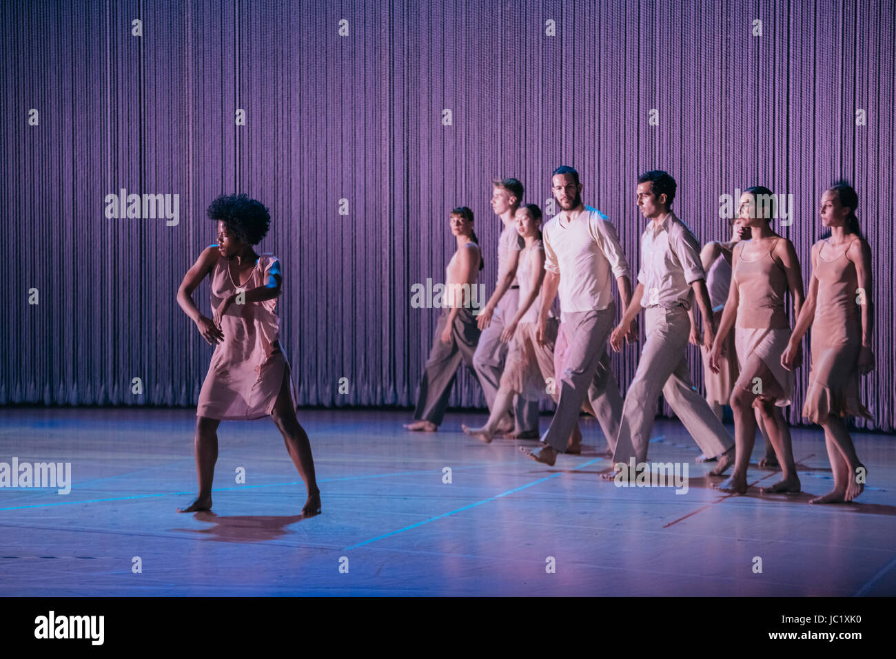 Londres, Royaume-Uni. 12 Juin, 2017. Anne Teresa De Keersmaeker/Roasa & Ictus présente la pluie au Sadler's bien. Credit : Danilo Moroni/Alamy Live News Banque D'Images