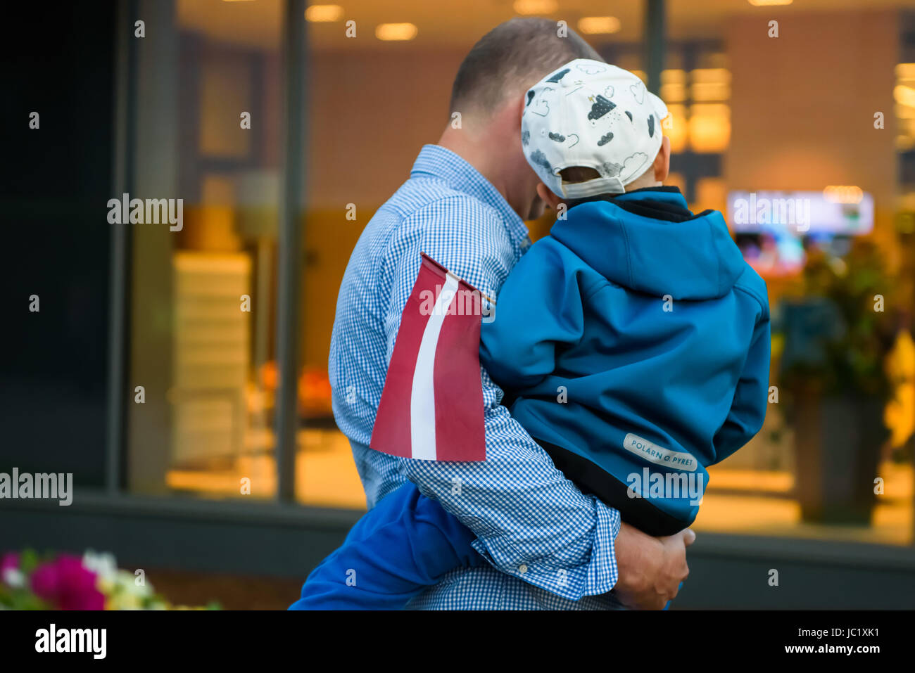 Riga, Lettonie. 12 Juin, 2017. Les fans sont en attente de Jelena Ostapenko, qui arrive en ville Riga, Lettonie. L'Aéroport International de Riga. Credit : Gints Ivuskans/Alamy Live News Banque D'Images